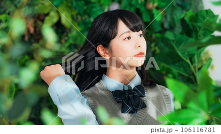 緑に囲まれた女子学生 106116781