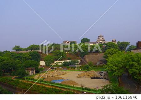 修復を行う熊本城と周辺の風景 修復を行う熊本城と周辺の風景 106116940