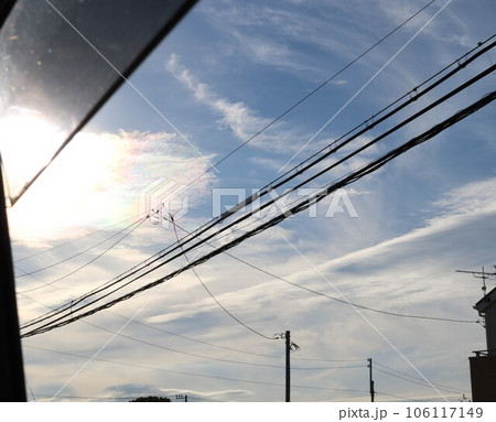車内から見える虹色に輝く雲　彩雲　 106117149