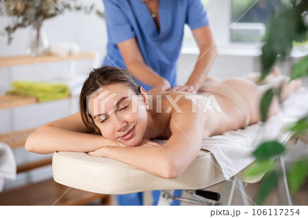 Young woman clinet satisfied with work of masseuse 106117254