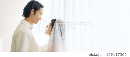 向かい合う新郎新婦　ブライダルフォト　フォトウェディング　前撮り 106117305