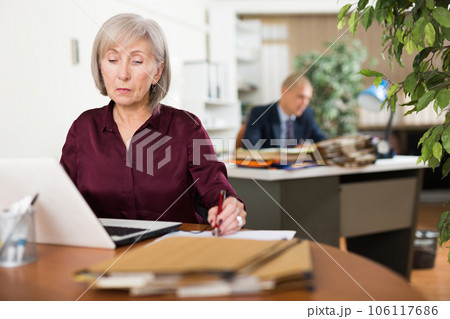 Elderly woman office worker using laptop 106117686
