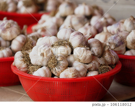 Garlic used as a seasoning in many dishes 106118012