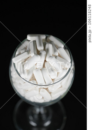 サプリメント 白い錠剤 黒背景 サプリメント 白い錠剤 黒背景 106118248