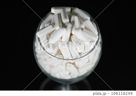 サプリメント　白い錠剤　黒背景 106118249
