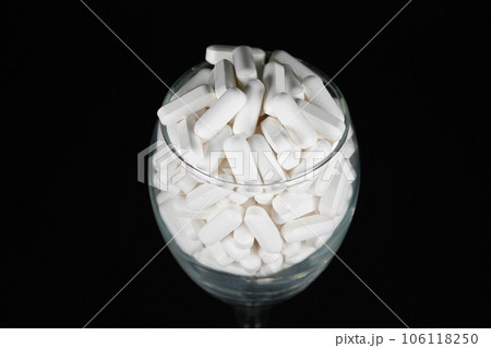 サプリメント 白い錠剤 黒背景 サプリメント 白い錠剤 黒背景 106118250
