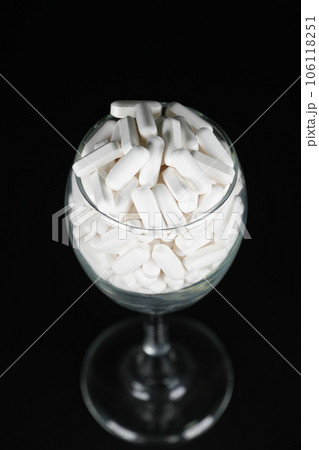 サプリメント　白い錠剤　黒背景 106118251