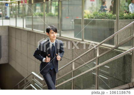 階段を上るビジネスマン 階段を上るビジネスマン 106118676