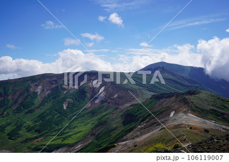 大雪山の御鉢から眺める旭岳 106119007