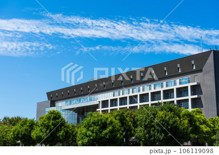 晴れの青空と地方都市の白山市役所イメージ｜市役所イメージ｜石川県白山市 106119098