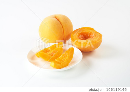 黄桃（黄金桃）の実を白背景で 106119146