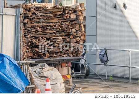 木造解体の廃木材を回収するトラック 106119515