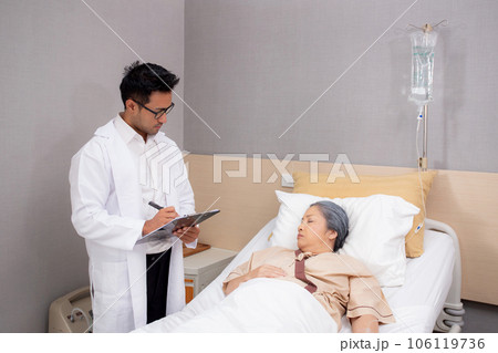 Doctor checkup and diagnostic with patient elderly woman for prescription or planning rehabilitation Doctor checkup and diagnostic with patient elderly woman for prescription or planning rehabilitation 106119736