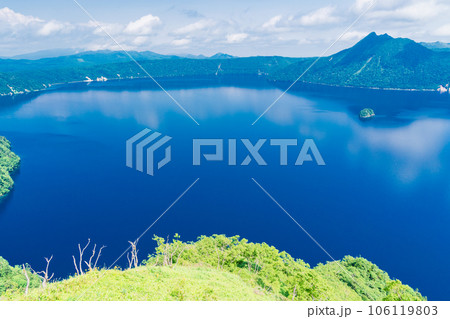 (北海道)摩周湖第3展望台から望む摩周湖 (北海道)摩周湖第3展望台から望む摩周湖 106119803