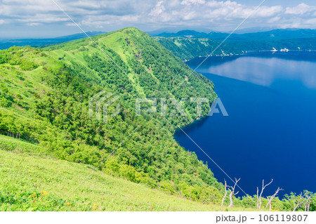 (北海道)摩周湖第3展望台から望む摩周湖 (北海道)摩周湖第3展望台から望む摩周湖 106119807