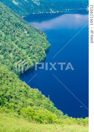 (北海道)摩周湖第3展望台から望む摩周湖 湖岸 (北海道)摩周湖第3展望台から望む摩周湖 湖岸 106119812