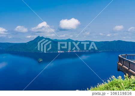 (北海道)摩周湖第3展望台から望む摩周湖 (北海道)摩周湖第3展望台から望む摩周湖 106119816