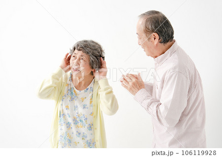 難聴のシニア夫婦 106119928