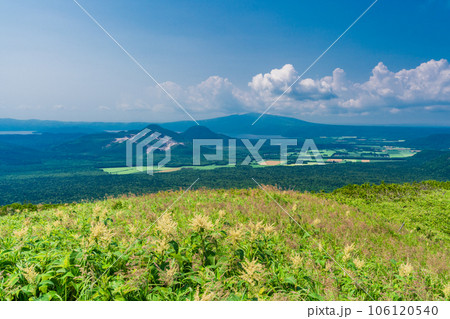 (北海道)摩周湖52号線道路を走る車と川湯方面の景観 (北海道)摩周湖52号線道路を走る車と川湯方面の景観 106120540