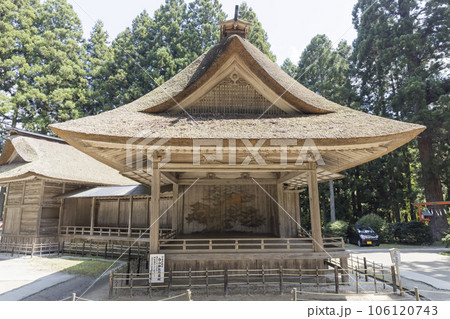 中尊寺境内にある白山神社能楽殿　平泉 106120743