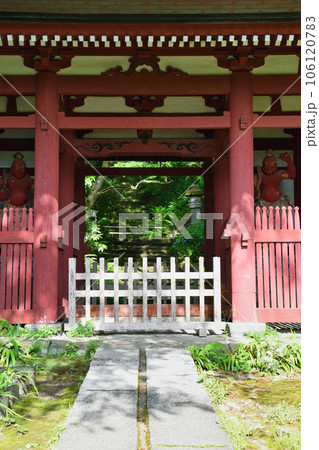 鎌倉 妙法寺 美しい仁王門と苔石段(神奈川県) 鎌倉 妙法寺 美しい仁王門と苔石段(神奈川県) 106120783