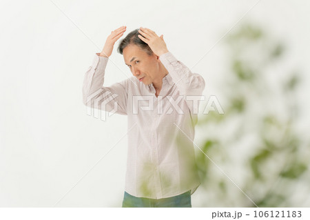 髪を気にする男性 髪を気にする男性 106121183