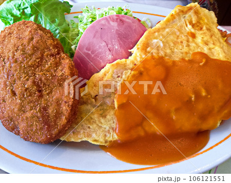 皿に盛ったピカタとメンチカツ ヨーロッパ　ランチ 106121551