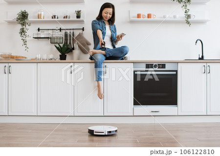 Female plugging robot vacuum cleaner with remote control 106122810