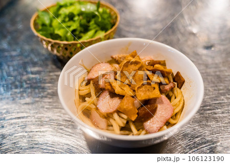 ホイアン名物の汁無し麺　カオラウ 106123190