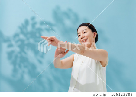 伸びをする女性 伸びをする女性 106123883