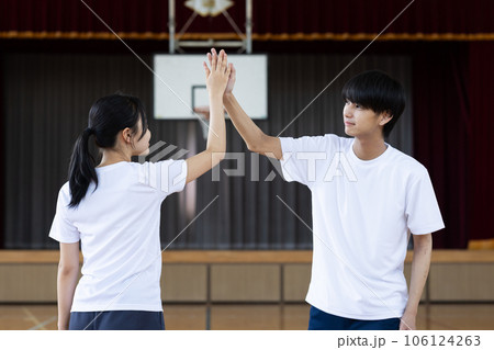 部活を頑張る高校生男女 106124263