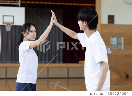 部活を頑張る高校生男女 106124264