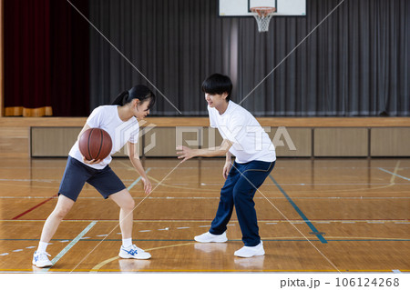 部活を頑張る高校生男女 106124268