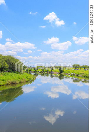 青空が広がる田園風景 青空が広がる田園風景 106124332