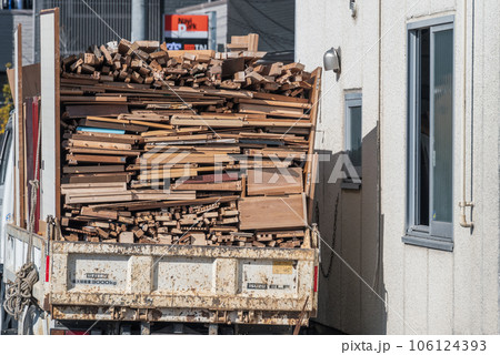 解体工事の廃木材を回収するトラック 解体工事の廃木材を回収するトラック 106124393