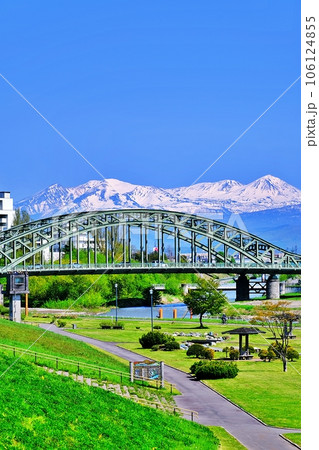 北海道 旭川市のシンボル 旭橋と大雪山連峰 北海道 旭川市のシンボル 旭橋と大雪山連峰 106124855