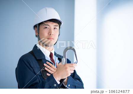 フルハーネス型墜落制止用器具を装着した男性・安全イメージ 106124877