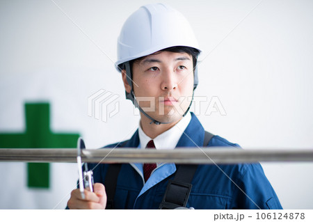 フルハーネス型墜落制止用器具を装着した男性・安全イメージ 106124878