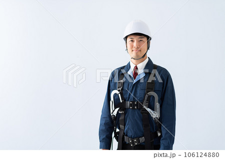フルハーネス型墜落制止用器具を装着した男性・安全イメージ 106124880