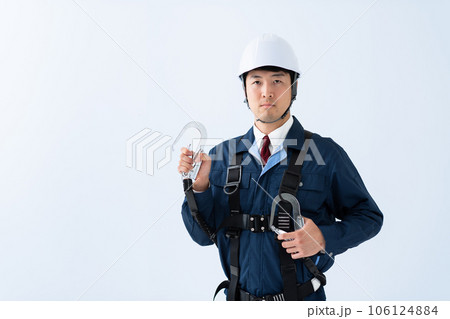 フルハーネス型墜落制止用器具を装着した男性・安全イメージ 106124884