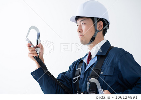 フルハーネス型墜落制止用器具を装着した男性・安全イメージ 106124891