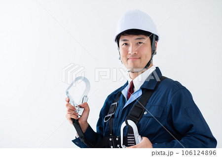 フルハーネス型墜落制止用器具を装着した男性・安全イメージ 106124896