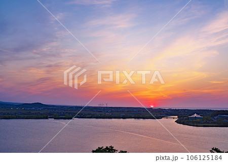 【出雲山展望台より東郷湖 (夕刻)】 鳥取県東伯郡湯梨浜町大字宮内 106125184