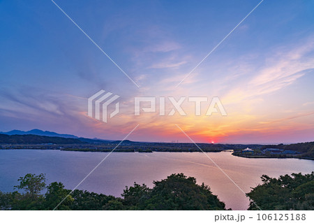 【出雲山展望台より東郷湖 (夕刻)】 鳥取県東伯郡湯梨浜町大字宮内 【出雲山展望台より東郷湖 (夕刻)】 鳥取県東伯郡湯梨浜町大字宮内 106125188