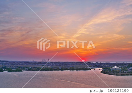 【出雲山展望台より東郷湖 (夕刻)】 鳥取県東伯郡湯梨浜町大字宮内 106125190