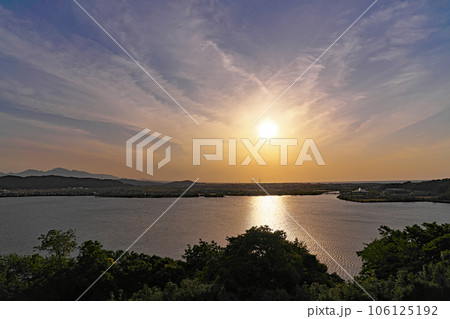 【出雲山展望台より東郷湖 (夕刻)】 鳥取県東伯郡湯梨浜町大字宮内 106125192