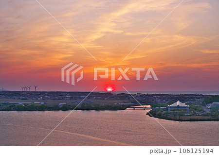 【出雲山展望台より東郷湖 (夕刻)】 鳥取県東伯郡湯梨浜町大字宮内 106125194