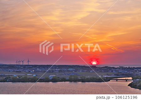 【出雲山展望台より東郷湖 (夕刻)】 鳥取県東伯郡湯梨浜町大字宮内 【出雲山展望台より東郷湖 (夕刻)】 鳥取県東伯郡湯梨浜町大字宮内 106125196