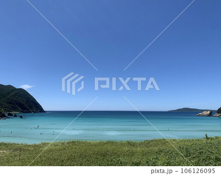 エメラルドグリーンの高浜海水浴場 106126095