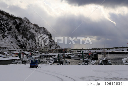 雪に埋もれた北国の漁港 106126344